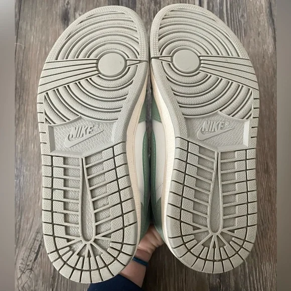 Rare Nike Air Jordan 1 Retro High OG “Turbo Green” Size 7 Men/8.5 Women - Picture 3 of 16